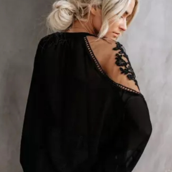 Last One New boutique lace blouse - Picture 5 of 11